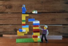 Ein scheinbar freischwebendes Lego-Modell dank Tensegrity-Prinzip (Foto: Christian Rentrop)