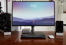 Kompakt und attraktiv: Die Edifier M60 neben Mac Mini und einem 27"-Monitor.