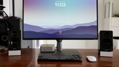 Kompakt und attraktiv: Die Edifier M60 neben Mac Mini und einem 27"-Monitor.