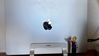 Macbook Air im Dock: Ein Kabel und ein Ständer. (Foto: Christian Rentrop)
